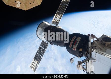 La navicella spaziale russa Soyuz MS-18 con tre membri dell'equipaggio della Expedition 65 si è ancorata al modulo di laboratorio multiuso Nauka dopo il trasferimento dal modulo Rassvet alla Stazione spaziale Internazionale il 28 settembre 2021 a Earth Orbit. Foto Stock