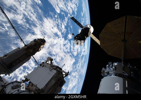 La navicella spaziale russa Soyuz MS-18 che trasporta tre membri dell'equipaggio della Expedition 65 si avvicina al molo dopo il trasferimento dal modulo Rassvet al modulo da laboratorio multiuso Nauka appena installato alla Stazione spaziale Internazionale il 28 settembre 2021 a Earth Orbit. Foto Stock