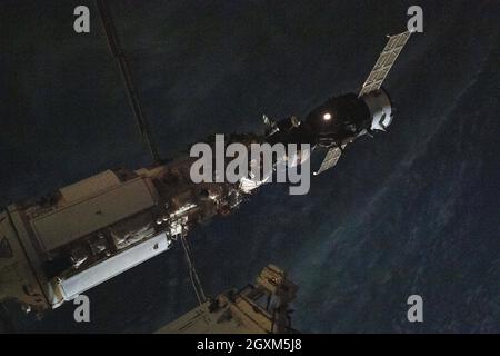 La navicella spaziale russa Soyuz MS-18 con tre membri dell'equipaggio della Expedition 65 si è ancorata al modulo di laboratorio multiuso Nauka dopo il trasferimento dal modulo Rassvet alla Stazione spaziale Internazionale il 28 settembre 2021 a Earth Orbit. Foto Stock