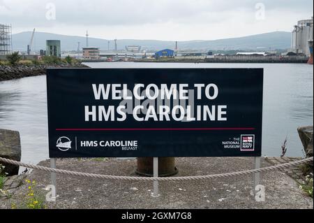 Belfast, N.Ireland- 4 settembre 2021: Il cartello di benvenuto per l'HMS Caroline Royal Navy National Museum presso il molo di Belfast. Foto Stock