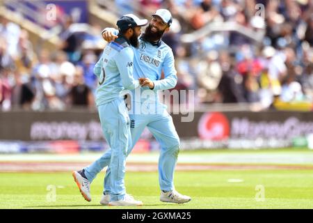 L’inglese Adil Rashid si congratula con Moeen Ali dopo aver preso il pescato della Thisara Perera dello Sri Lanka Foto Stock