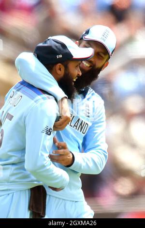 L’inglese Adil Rashid si congratula con Moeen Ali dopo aver preso il pescato della Thisara Perera dello Sri Lanka Foto Stock