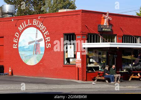 Red Mill Burgers, 312 N 67th St, foto di fronte al negozio di Seattle di un ristorante di hamburger nel quartiere di Phinney Ridge. stato di washington Foto Stock