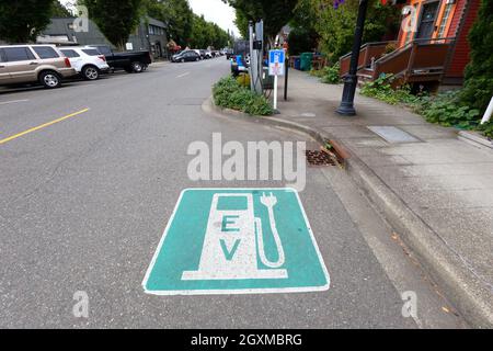 Un parcheggio su strada riservato alla ricarica di veicoli elettrici si trova su Falls Ave se, Snoqualmie, Washington. Foto Stock