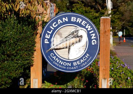 Pelican Brewing Company, 1371 S Hemlock St, Cannon Beach, Oregon. Logo di una fabbrica di birra e di una catena di birrifici sulla costa dell'Oregon. Foto Stock