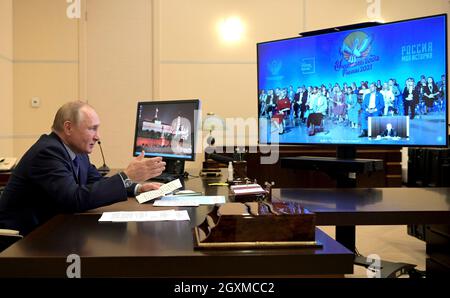 Novo-Ogaryovo, Russia. 05 ottobre 2021. Il presidente russo Vladimir Putin presiede una videoconferenza con i vincitori del concorso Maestro dell'anno tutto-russo, dalla residenza di Stato di Novo-Ogaryov 5 ottobre 2021 vicino Mosca, Russia. Credit: Alexei Druzhinin/Kremlin Pool/Alamy Live News Foto Stock