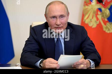 Novo-Ogaryovo, Russia. 05 ottobre 2021. Il presidente russo Vladimir Putin presiede una videoconferenza con i vincitori del concorso Maestro dell'anno tutto-russo, dalla residenza di Stato di Novo-Ogaryov 5 ottobre 2021 vicino Mosca, Russia. Credit: Alexei Druzhinin/Kremlin Pool/Alamy Live News Foto Stock