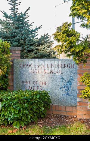 Cartello marquee presso la Charles A. Lindbergh High School di Renton, Washington. Si dice anche "la casa delle aquile". Foto Stock