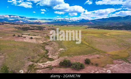 Ampio campo di deserto con bella catena montuosa sullo sfondo Foto Stock