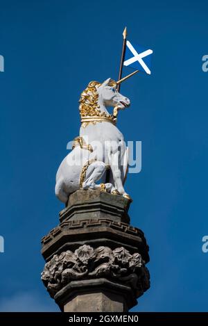 Statua di un unicorno, l'animale nazionale della Scozia, sulla cima della Croce Mercat in Piazza del Parlamento nella Città Vecchia di Edimburgo. Foto Stock