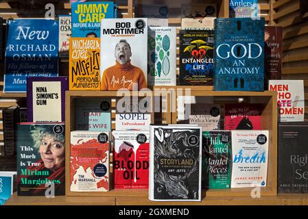 Una selezione di libri sul display nella finestra della libreria Waterstones su Princes Street, Edimburgo, Scozia, Regno Unito. Foto Stock