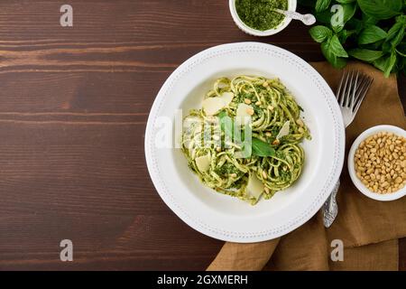 Pesto di pasta italiana con pinoli, aglio, foglie di basilico, parmigiano e olio d'oliva Foto Stock