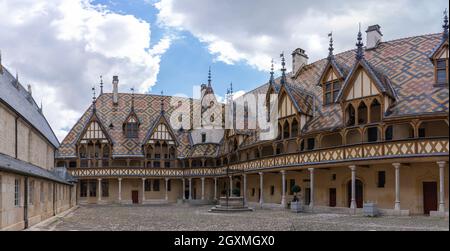 Beaune, Francia - 08 28 2021: Vista di Hospice de Beaune o Hotel Dieu Foto Stock