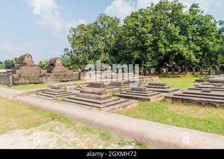 Tombe ai terreni della Moschea di Choto Shona piccolo d'oro Moschea in Bangladesh Foto Stock