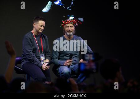 Mosca, Russia. 5 ottobre 2019 l'attore Mads Mikkelsen si esibisce di fronte ai suoi tifosi nella fase principale della mostra Comic-con Russia 2019 presso il Crocus Expo International Exhibition Centre nella regione di Mosca, in Russia Foto Stock