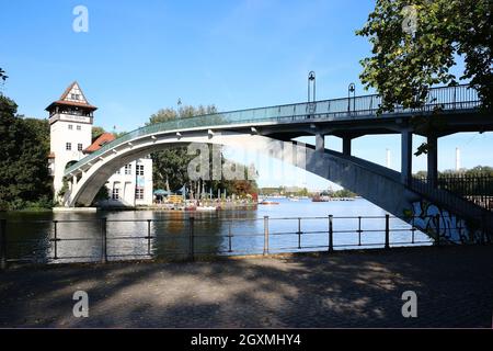 Berlino, Germania, 1 ottobre 2021, ponte curvo in cemento armato per l'Isola della Gioventù nel Parco Treptower. Foto Stock