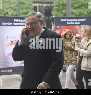 Manchester, Regno Unito, 5 ottobre 2021. Il deputato del lavoro per Brent North, Barry Gardiner, che ha esercitato pressioni per il suo conto dei membri privati Stop Fire & Rehire a Manchester, visto al di fuori della Conferenza del Partito conservatore del 2021 a Manchester. Il 16 giugno 2021 Barry Gardiner MP ha introdotto la legge di un Socio privato per fuorilegge Fire & Rehire nel Regno Unito, dove i datori di lavoro licenziano il personale e li riassumono in condizioni di retribuzione e condizioni peggiori. Credit: Terry Waller/Alamy Live News Foto Stock