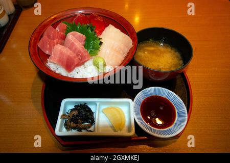 Menu tipico per il pranzo di un ristorante giapponese, con sashimi di tonno, zuppa di miso e daikon, Shizuoka, Giappone Foto Stock