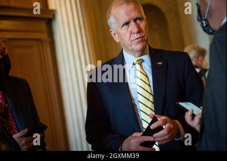 Il senatore degli Stati Uniti Thom Tillis (repubblicano della Carolina del Nord) parla ai giornalisti fuori dalla camera del Senato prima di un voto al Campidoglio degli Stati Uniti a Washington, DC, martedì 5 ottobre 2021. Credit: Rod Lammey/CNP /MediaPunch Foto Stock