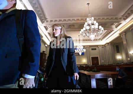 Washington, DC. 05 ottobre 2021. WASHINGTON, DC - OTTOBRE 05: Facebook Whistleblower, Frances Haugen parte dopo essere apparso davanti al Senato Commercio, Scienza, e Trasporti Subcomitato al Russell Senate Office Building Martedì 05 ottobre 2021 a Washington, DC. Credit: Matt McClain/Pool via CNP/dpa/Alamy Live News Foto Stock