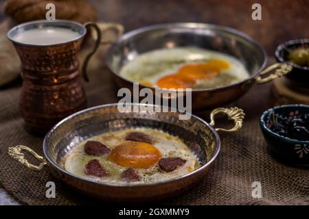 Piatto di biologico, e fresco, deliziosa colazione tradizionale turca al tavolo. Foto Stock