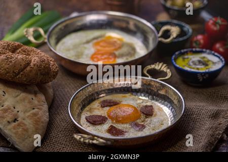 Piatto di biologico, e fresco, deliziosa colazione tradizionale turca al tavolo. Foto Stock