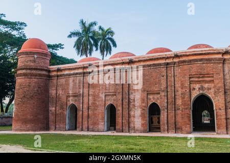 La moschea a sessanta cupola di Sha Gombuj Moshjid o la moschea di Shait Gumbad a Bagerhat, Bangladesh Foto Stock