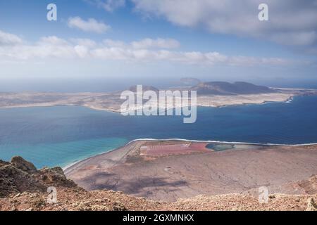 Vista mozzafiato dell'isola la Graciosa dalla scogliera del nord-ovest di Lanzarote Foto Stock