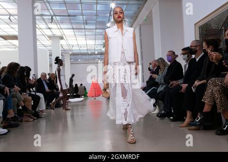 Parigi, Frankreich. 4 ottobre 2021. PISTA GIAMBATTISTA VALLI SS22 durante la Paris Fashion Week - Parigi, Francia. 04/10/2021 Credit: dpa/Alamy Live News Foto Stock