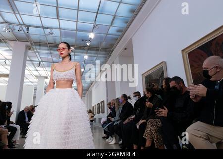 Parigi, Frankreich. 4 ottobre 2021. PISTA GIAMBATTISTA VALLI SS22 durante la Paris Fashion Week - Parigi, Francia. 04/10/2021 Credit: dpa/Alamy Live News Foto Stock