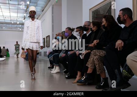 Parigi, Frankreich. 4 ottobre 2021. PISTA GIAMBATTISTA VALLI SS22 durante la Paris Fashion Week - Parigi, Francia. 04/10/2021 Credit: dpa/Alamy Live News Foto Stock