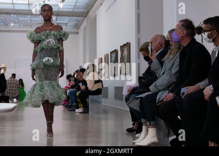 Parigi, Frankreich. 4 ottobre 2021. PISTA GIAMBATTISTA VALLI SS22 durante la Paris Fashion Week - Parigi, Francia. 04/10/2021 Credit: dpa/Alamy Live News Foto Stock