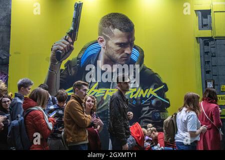 Mosca, Russia. 5 ottobre 2019 i giovani sono in fila per giocare al videogioco di ruolo Cyberpunk 2077 al Comic con Russia 2019 e alle 2019 mostre Ikroir al Crocus Expo International Exhibition Centre nella regione di Mosca, Russia Foto Stock