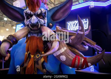 Mosca, Russia. 3 ottobre 2019 partecipante al Comic con Russia 2019 e alle 2019 mostre Igromir si trova vicino al padiglione della mostra dello sviluppatore di videogiochi americano Blizzard Entertainment al Crocus Expo International Exhibition Centre nella regione di Mosca, Russia Foto Stock