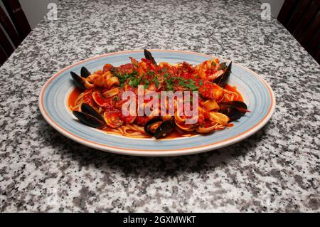 Delizioso piatto italiano conosciuto come zuppa di pesce Foto Stock