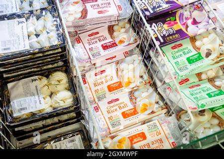 Sale di riso glutinose in un congelatore presso un supermercato cinese, Chinatown, Londra, Regno Unito Foto Stock