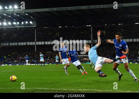 Kevin De Bruyne di Manchester City è affrontato dal Dominic Calvert-Lewin di Everton Foto Stock