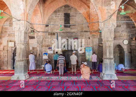 SONA MASJID, BANGLADESH - 11 NOVEMBRE 2016: Interno della moschea di Choto Shona piccola moschea d'oro in Bangladesh Foto Stock