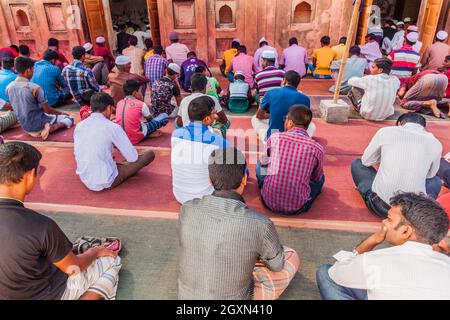 SONA MASJID, BANGLADESH - 11 NOVEMBRE 2016: I musulmani pregano nella Moschea di Niamatullah, nei terreni delle rovine del Palazzo Tahkhana in Bangladesh Foto Stock