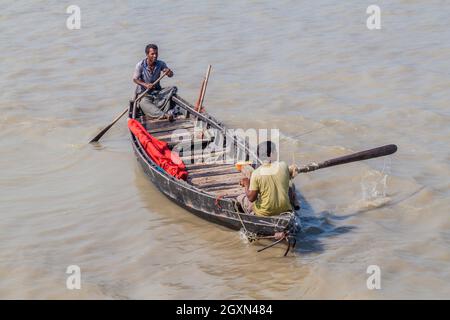 RUPSA, BANGLADESH - 13 NOVEMBRE 2016: Uomini locali su una piccola barca sul fiume Rupsa, Bangladesh Foto Stock