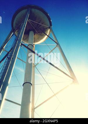Vista a occhio di verme di una torre d'acqua contro un cielo blu Foto Stock