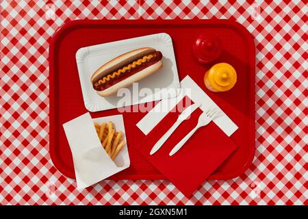 KIEV, UCRAINA - SETTEMBRE 14, 2021.tradizionale hot dog, patatine fritte, bevande e salse. Menu del ristorante Foto Stock