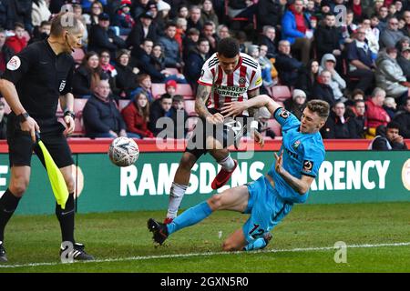 Marvin Johnson di Sheffield United è affrontato da Jack Taylor di Barnet Foto Stock