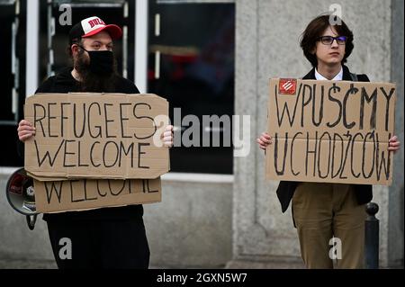 Danzica, Polonia. 05 ottobre 2021. I manifestanti hanno visto tenere cartelli che dicevano "rifugiati benvenuti” e "lasciate i rifugiati dentro” durante il raduno in solidarietà con i migranti. Gli oppositori di uno stato di emergenza al confine tra Polonia e Bielorussia si sono incontrati al mercato di Drzewny a Danzica per esprimere la loro obiezione. I migranti provenienti dall'Iraq e dall'Afghanistan sono detenuti al confine e costantemente trasferiti dai servizi di frontiera polacchi e bielorussi su entrambi i lati. Credit: SOPA Images Limited/Alamy Live News Foto Stock