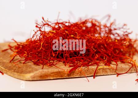 Spezia allo zafferano orientale su cucchiaio di legno. Primo piano. Foto Stock