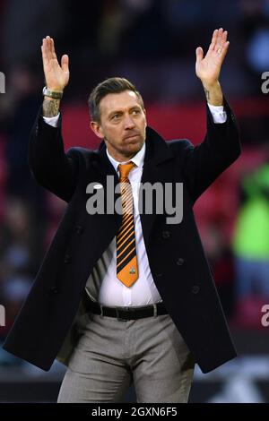 Darren Currie, direttore del Barnet, festeggia dopo il fischio finale Foto Stock