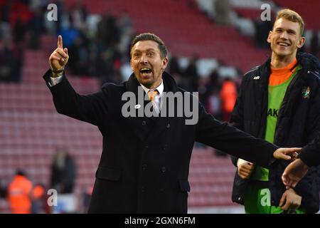 Il direttore di Barnet Darren Currie festeggia come Barnet festeggia il colpo di Sheffield United dopo il fischio finale Foto Stock