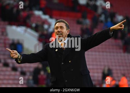 Il direttore di Barnet Darren Currie festeggia come Barnet festeggia il colpo di Sheffield United dopo il fischio finale Foto Stock