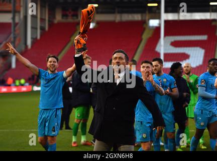 Il direttore di Barnet Darren Currie festeggia come Barnet festeggia il colpo di Sheffield United dopo il fischio finale Foto Stock