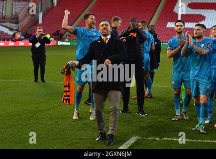Il direttore di Barnet Darren Currie festeggia come Barnet festeggia il colpo di Sheffield United dopo il fischio finale Foto Stock